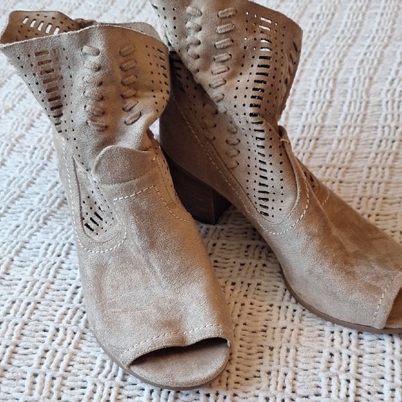 Not Rated from Buckle Store Stylish Tan Peep-Toe Ankle Boots Size 7  2.5" Heel - Picture 1 of 9